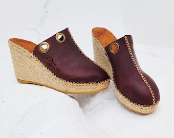 Zueco cerrado cuña alta. Zueco mule cuña esparto. Zueco piel curtido vegetal. Espadrille mule cuña alta. Zueco espadrille piel hecho a mano
