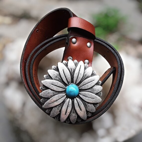 Ceinture en cuir pour femme. Ceinture en cuir avec fleur. Ceinture plate en cuir. Ceinture boheme avec marguerite. Large ceinture avec marguerite. Cadeau pour elle Etsy France
