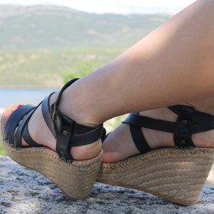 Espadrille tiras anchas cruzadas. Sandalia espadrille tira ajustable piel. Espadrille cuña alta. Sandalia cuña esparto. Alpargata cuña alta Negro