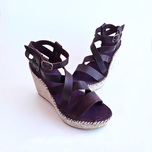 Espadrille tiras anchas cruzadas. Sandalia espadrille tira ajustable piel. Espadrille cuña alta. Sandalia cuña esparto. Alpargata cuña alta morado_berenjena