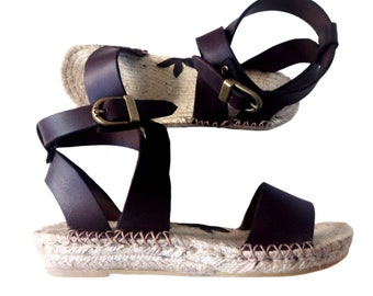 Sandalia espadrille tiras anchas cruzadas a tobillo. Espadrilles suela baja yute natural. Sandalia espadrille de tiras piel curtido vegetal