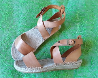 Espadrille sandal with wide, crisscrossing ankle straps. Wide-strap leather sandal. Vegetable-tanned leather espadrille. Natural footwear with a low sole.