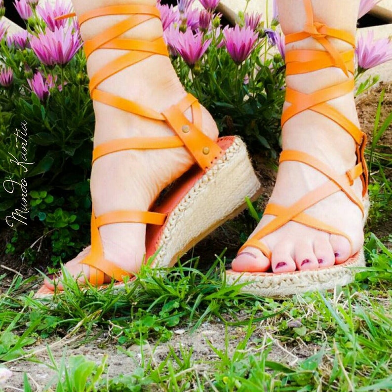 Espadrille sandals, wedge half height 6cm, of adjustable cross straps. Espadrille Gladiators. Natural jute. Number 35 to 42 Espadrille sandals, wedge half height 6cm, of adjustable cross straps. Espadrille Gladiators. Natural jute. Number 35 to 42