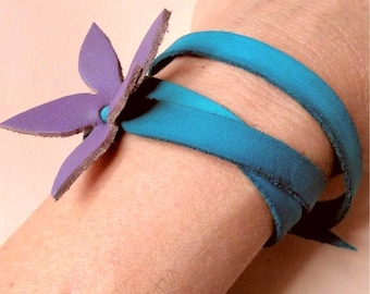 Bracelet three turns with flower. Triple strip bracelet with daisy flower. Thin strip leather bracelet for her. Complement with colored flower