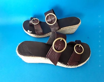 Retro style espadrille sandal. Espadrill sandal uncut. Sandal large round buckles. Spadrille two wide adjustable strips