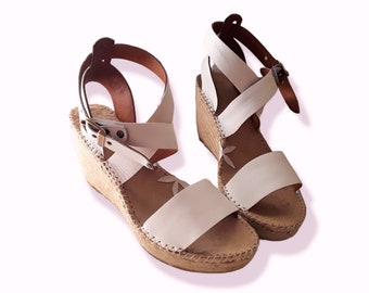 Alpargatas novia cuña alta. Sandalias cuña de novia. Sandalia espadrille para boda. Cuñas novia estilo ibicenco. Sandalia espadrille blancas