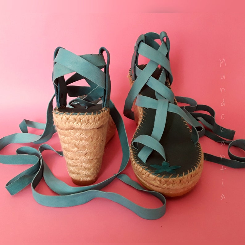 Espadrille tiras piel cruzadas. Sandalia espadrille tiras muy largas. Cuñas esparto altas estilo romanas. Alpargata cuña alta tiras piel Azul turquesa