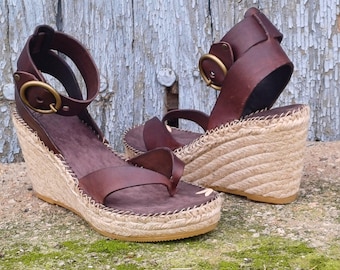 Espadrilles cuña alta dedos descubiertos en Y. Espadrille tira ancha a tobillo. Espadrilles descubiertas en Y. Alpargata cuña alta flip flop