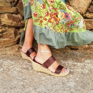 Puede incluir: Un juego de tres tazas de cerámica con un acabado mate moteado. Las tazas son de color crema, marrón claro y marrón oscuro. Cada taza tiene un diseño simple y minimalista y un asa redondeada.