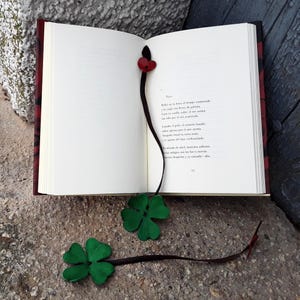 Segnalibro con quadrifoglio e cuore. Punto di lettura del quadrifoglio. Segnalibro per libro. Un libro avvincente. Regalo per lettori di libri cartacei