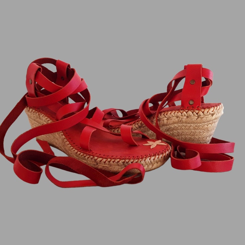 Espadrille tiras piel cruzadas. Sandalia espadrille tiras muy largas. Cuñas esparto altas estilo romanas. Alpargata cuña alta tiras piel Rojo