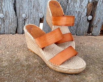 Backless espadrille with high wedge heel. Two-strap high wedge espadrille. Open-heel espadrille wedge sandal. Barefoot espadrille with 10cm wedge heel