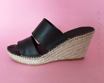 Sandal espadrille wedge two very wide strips. Sandal wedges high esparto undercut wide strips. Wedge espadrille with wide leather strips