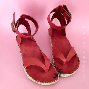 Flat open-toe espadrille sandal. Japanese-style leather sandal. Barefoot espadrille with wide ankle strap. Espadrille flip-flop.