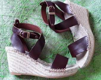 Espadrille with wide leather straps crossed at the ankle. High wedge espadrille sandal. Espadrille natural jute sole. Leather espadrille and esparto wedge