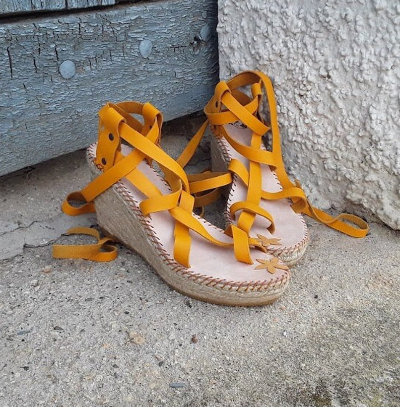 Espadrille tiras piel cruzadas. Sandalia espadrille tiras muy largas. Cuñas esparto altas estilo romanas. Alpargata cuña alta tiras piel Amarillo albero