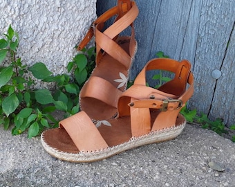 Natural jute sandals. Espadrille sandal with wide straps crossed at the ankle. Vegetable tanned leather espadrille. Semi-flat sole espadrille.