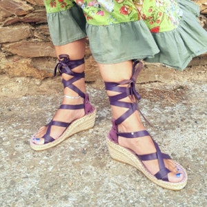 Sandalias espadrilles mediacuña tiras largas cruzadas. Cuñas esparto tiras ajustables. Cuñas media altura tiras cruzadas estilo gladiadoras Morado berenjena