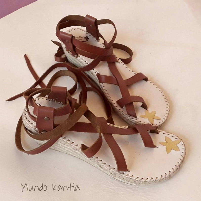 Espadrille sandals, wedge half height 6cm, of adjustable cross straps. Espadrille Gladiators. Natural jute. Number 35 to 42 Espadrille sandals, wedge half height 6cm, of adjustable cross straps. Espadrille Gladiators. Natural jute. Number 35 to 42