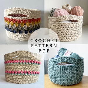 Op de afbeelding: Vier gehaakte manden in verschillende kleuren en patronen. De manden zijn gemaakt van natuurlijk gekleurd garen en hebben een handvat. De manden zijn gevuld met garen en andere items. De tekst "CROCHET PATTERN PDF" staat in het midden van de afbeelding.
