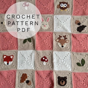 Puede incluir: Una manta de ganchillo hecha a mano con un diseño de patchwork. La manta presenta cuadrados en rosa, beige y blanco, adornados con aplicaciones de animales del bosque como un zorro, un búho y un ciervo. El texto "CROCHET PATTERN PDF" está superpuesto en la imagen.