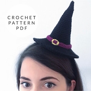 Puede incluir: Un sombrero de bruja de ganchillo negro con una diadema de hebilla morada y dorada. El sombrero se lleva en la cabeza de una persona. CROCHET PATTERN PDF.