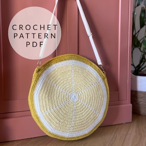Puede incluir: Patrón de crochet PDF para una bolsa de forma de limón amarilla y blanca con una correa blanca.