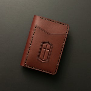 Cartera plegable delgada de cuero personalizada para hombre con grabado cruzado