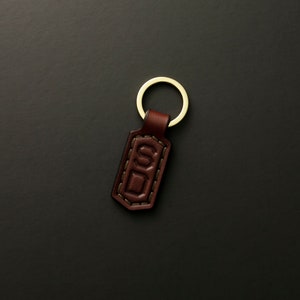 パーソナライズされたプレミアムレザーキーホルダー - カスタムイニシャルキーホルダー