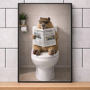 Lustige Wanddekoration mit Capybara-Motiv: Lesendes Capybara fürs Badezimmer (Digitaler Download) Bild 4