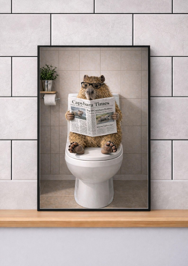 Lustige Wanddekoration mit Capybara-Motiv: Lesendes Capybara fürs Badezimmer (Digitaler Download) Bild 4