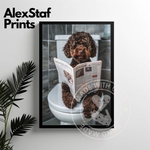 Könnte beinhalten: Ein brauner Hund sitzt auf einem weißen Toilettensitz und liest eine Zeitung. Die Zeitung hat die Worte "LOVES" und "MADE WITH" aufgedruckt.