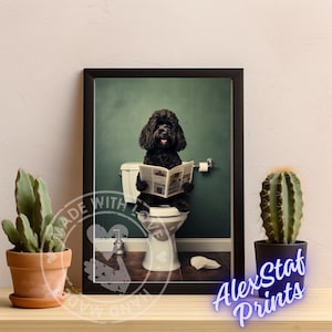 Peut inclure: Un caniche noir est assis sur des toilettes blanches avec un journal dans ses pattes. Le chien est dans une salle de bain aux murs verts et un rouleau de papier toilette blanc au mur.
