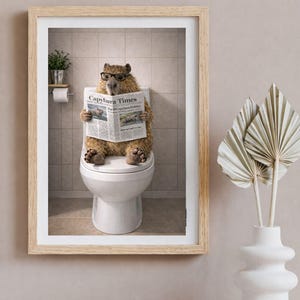 Lustige Wanddekoration mit Capybara-Motiv: Lesendes Capybara fürs Badezimmer (Digitaler Download) Bild 9
