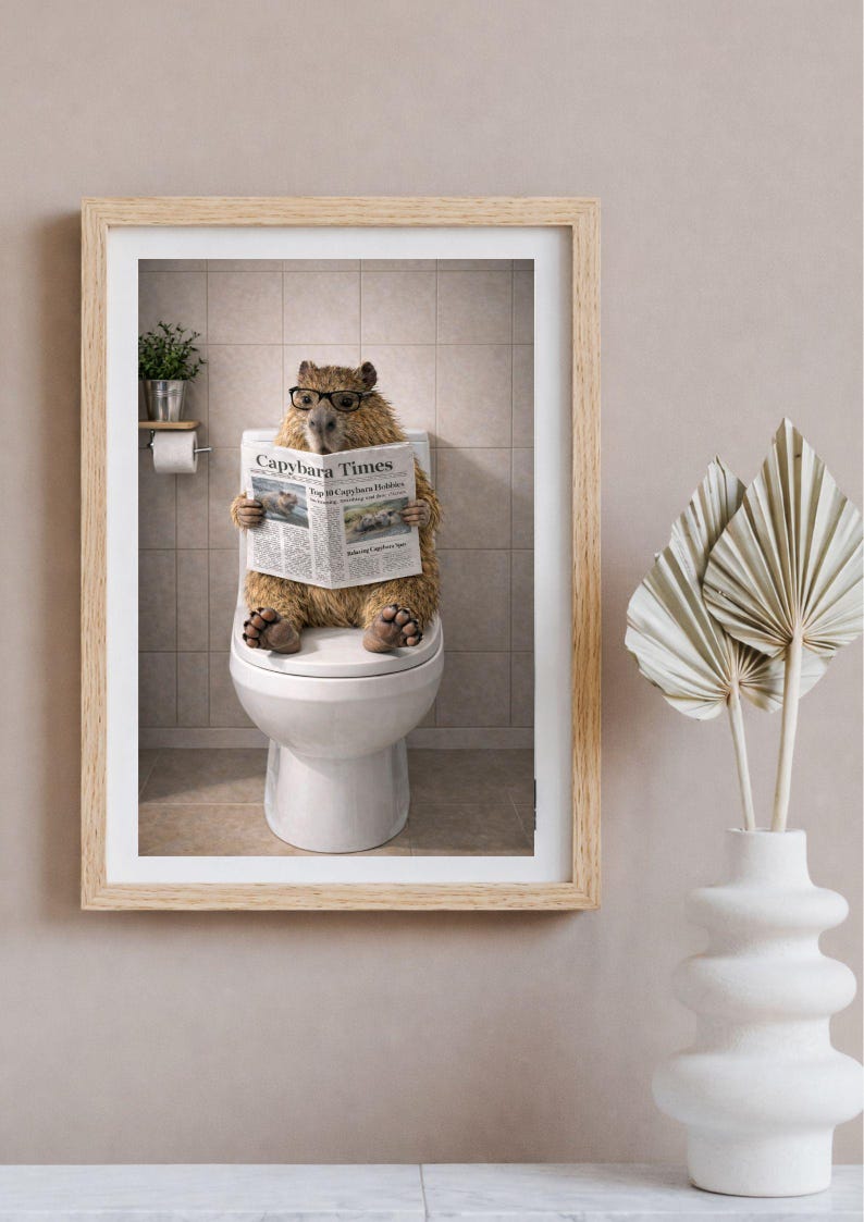 Lustige Wanddekoration mit Capybara-Motiv: Lesendes Capybara fürs Badezimmer (Digitaler Download) Bild 9