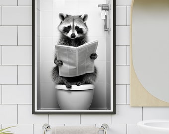 Op de afbeelding: Zwart-witfoto van een wasbeer die op een toilet zit en een krant leest. De foto is zwart ingelijst en hangt aan een witte betegelde muur.