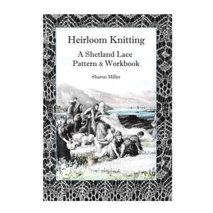Op de afbeelding: Boekomslag met een zwarte en witte kantversiering. De titel is "Heirloom Knitting: A Shetland Lace Pattern & Workbook" door Sharon Miller. De omslag afbeelding toont een groep mensen in een landschap.