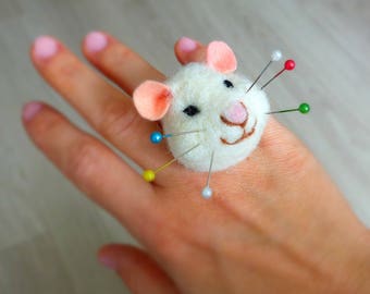 Mouse pincushion ring, Needle felted pincushion ring, Gift for sewists, sewers, seamstresses, Secret Santa gift for mouse lover