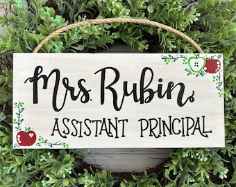 Apple teacher name sign, apple personalized teacher sign, custom teacher gift apple name plate door, last name sign with arrow appreciation