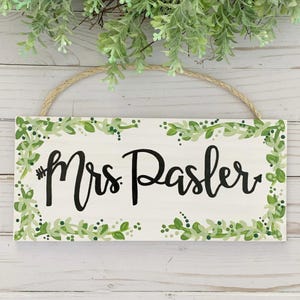 Teacher name sign leaves, personalized teacher sign with plants, custom teacher gift name plate door, last name with arrow appreciation