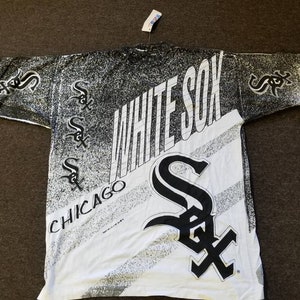 Puede incluir: Camiseta blanca con un estampado en blanco y negro del logotipo de los Chicago White Sox y las palabras "White Sox" y "Chicago".