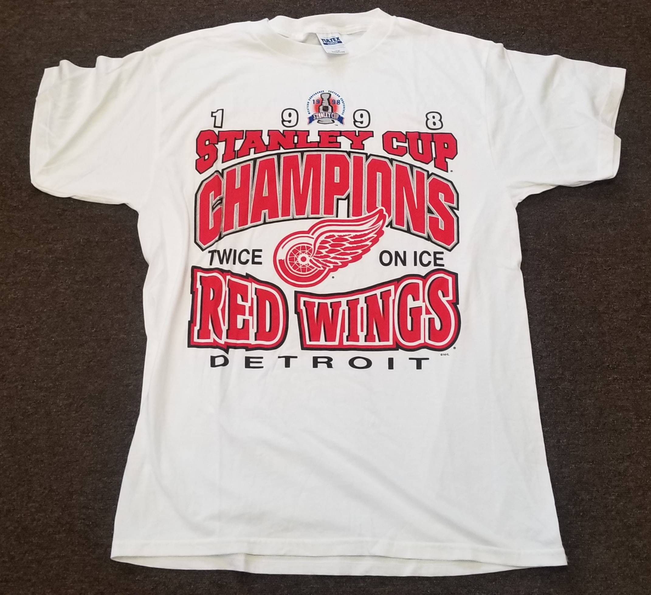 Detroit Red Wings T-Shirt Yzerman 1998 NHL Champions - Tarks Tees
