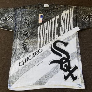 Puede incluir: Camiseta blanca con un estampado integral en blanco y negro del logotipo de los Chicago White Sox y las palabras "Chicago White Sox".