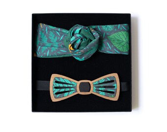 noeud papillon en bois et tissu à motif végétal et bandeau assorti