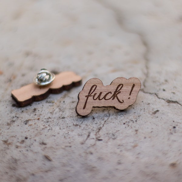 Pins en bois "fuck",  badge humour, broche gravure et découpe imprimante laser - 4cm de large - original et décalé