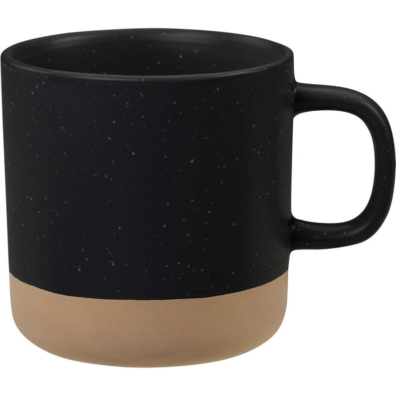 Puede incluir: Una taza de cer&aacute;mica negra con un acabado moteado y una banda marr&oacute;n alrededor de la base. La taza tiene un asa redondeada.