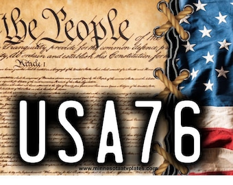 Puede incluir: Una placa de matrícula de estilo vintage con el texto "USA76" en letras blancas sobre fondo negro. El fondo de la placa presenta una imagen descolorida de la Constitución de los Estados Unidos y una bandera estadounidense.
