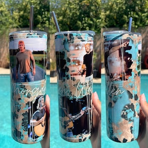 K&ouml;nnte beinhalten: Drei Edelstahlbecher mit Deckeln und Strohhalmen. Jeder Becher zeigt ein Foto eines Mannes und den Namen "Morgan Wallen" in wei&szlig;er Schrift. Die Becher haben ein t&uuml;rkisfarbenes und braunes Muster.