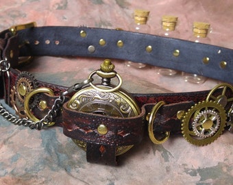 Może przedstawiać: Skórzany kołnierz w stylu steampunk z mosiężnymi zębatkami, zegarkiem kieszonkowym i małymi szklanymi fiolkami. Kołnierz jest ciemnobrązowy ze złotymi nitami i akcentami.