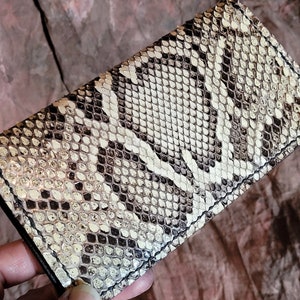 Cartera larga con diseño de serpiente pitón de Birmania - Billetera con diseño de serpiente pitón de Florida - Fabricada en EE. UU. - Envío gratuito